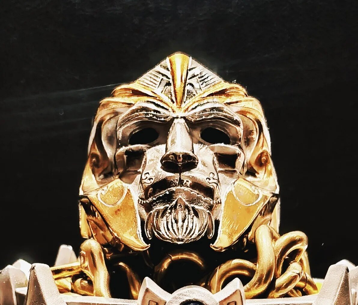 Anduin Wrynn helmet ring front close-up on armored figure