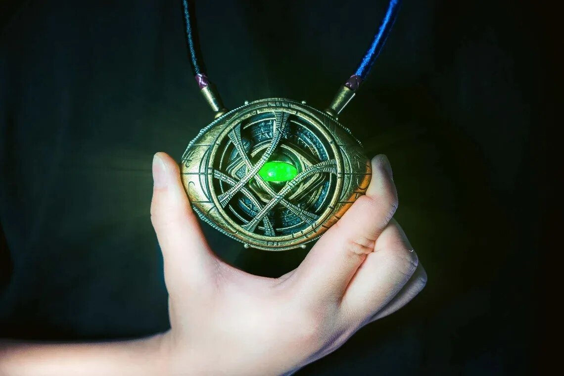 HCMY Dr Strange Eye of Agamotto Matel Light - up Necklace - GeekReplicas