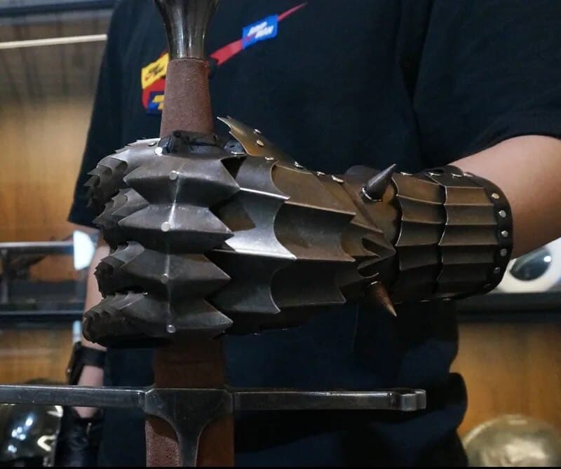 The Lord of the Rings Witch King Wearable Metal Gauntlets Medieval Armor - GeekReplicas